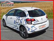 Citroën C3 mit grauen und blauenn Dreiecken